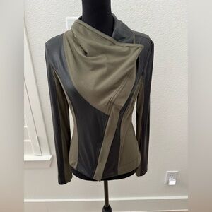 Jessica Simpson Stylish Two-Tone zipper top